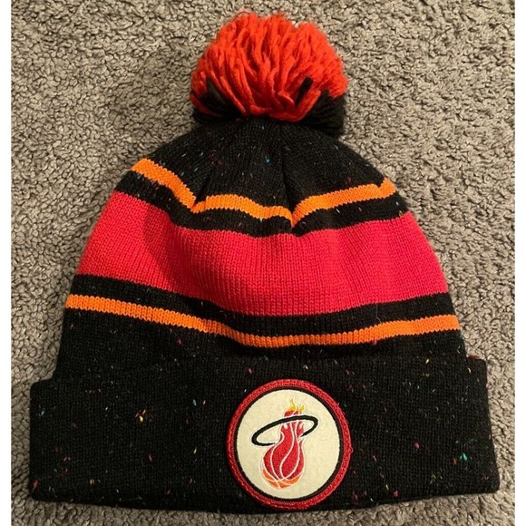 Men's Mitchell & Ness Miami Heat Speckled Black Knit Pom Hat - Picture 1 of 3